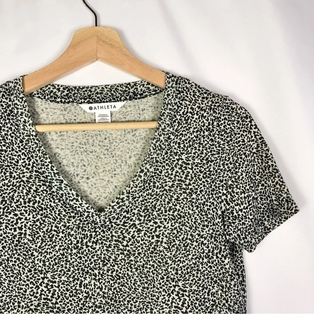 Athleta Breezy Scoop V-Neck Animal Print Short Sleeve T-Shirt XXS
